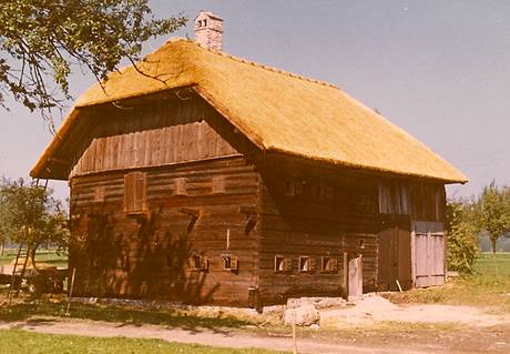 Kernstockhaus mit Strohdach